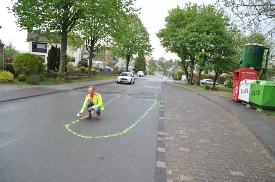 Michael Rüngeler zeichnet die Versuchsaufbauten vor, hier der Fahrbahnteiler an der alten Bushaltestelle in Dörenhagen Busch. Foto: Kreis Paderborn